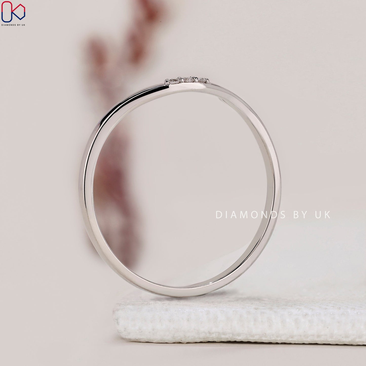 Curved Wedding Band White Gold - Round Diamond