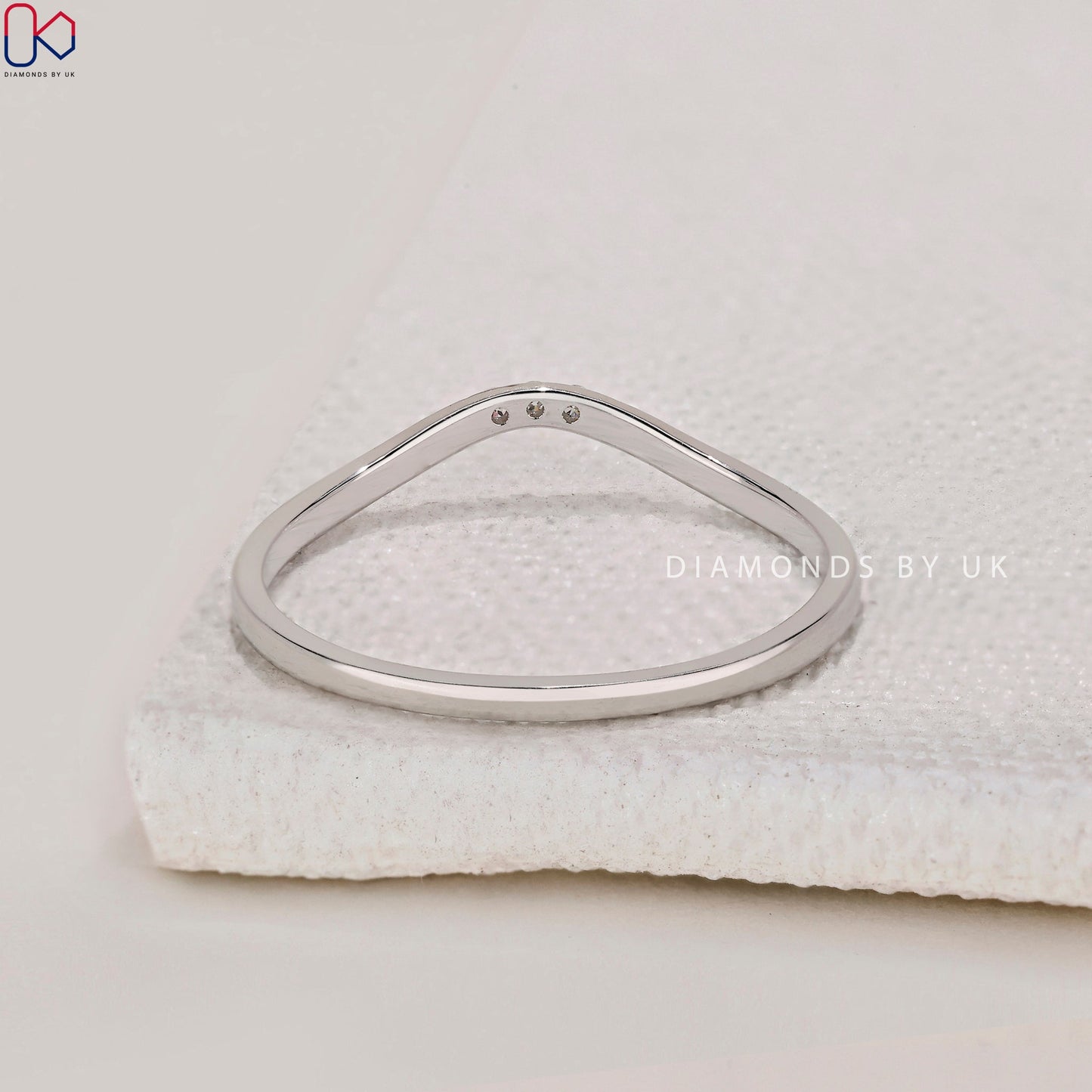 Curved Wedding Band White Gold - Round Diamond