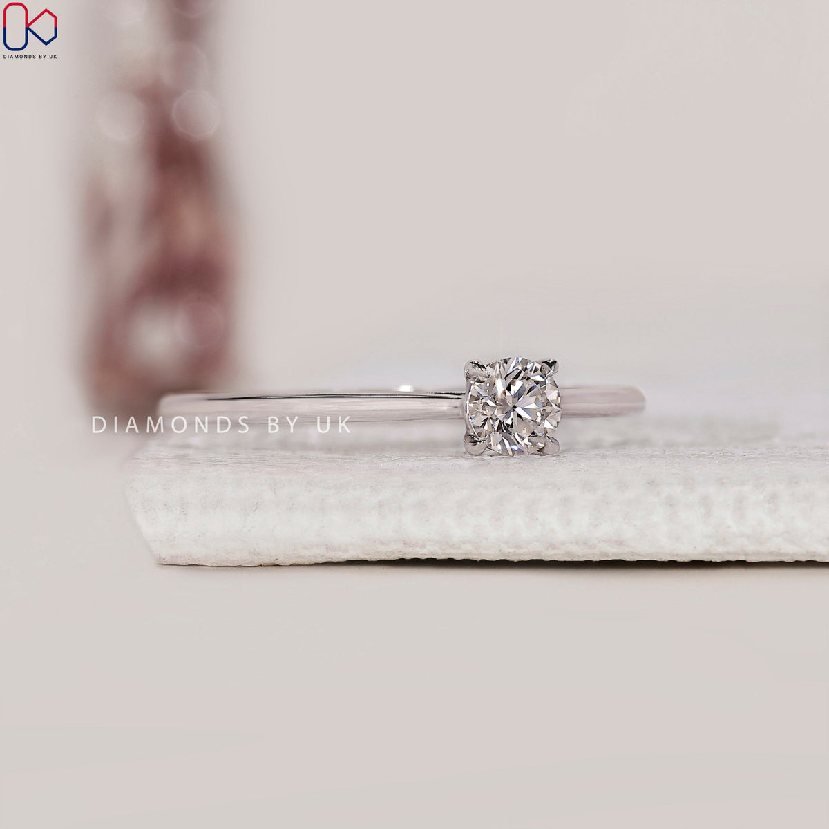 Round Cut Diamond Ring With Solitaire Style