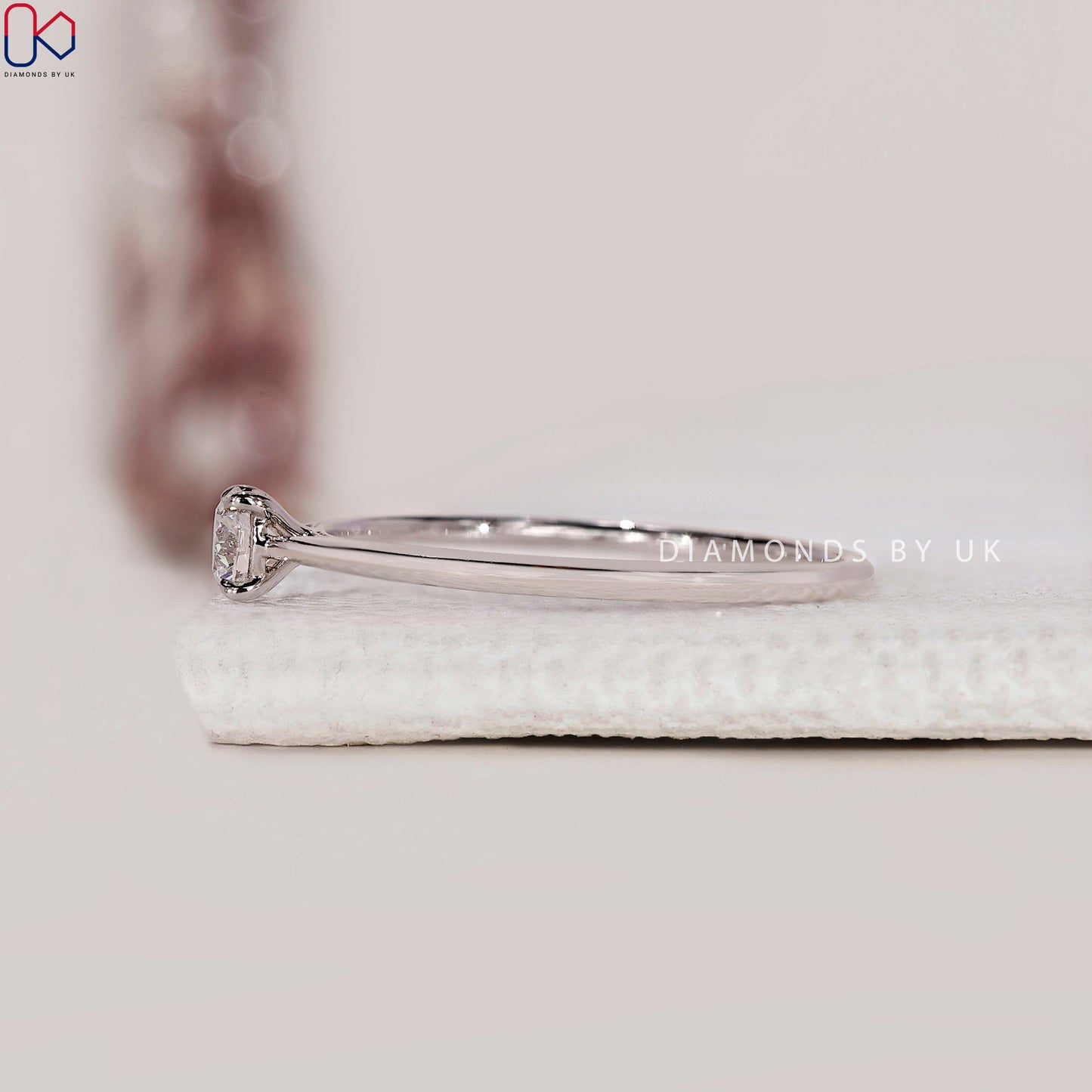 Round Cut Diamond Ring With Solitaire Style