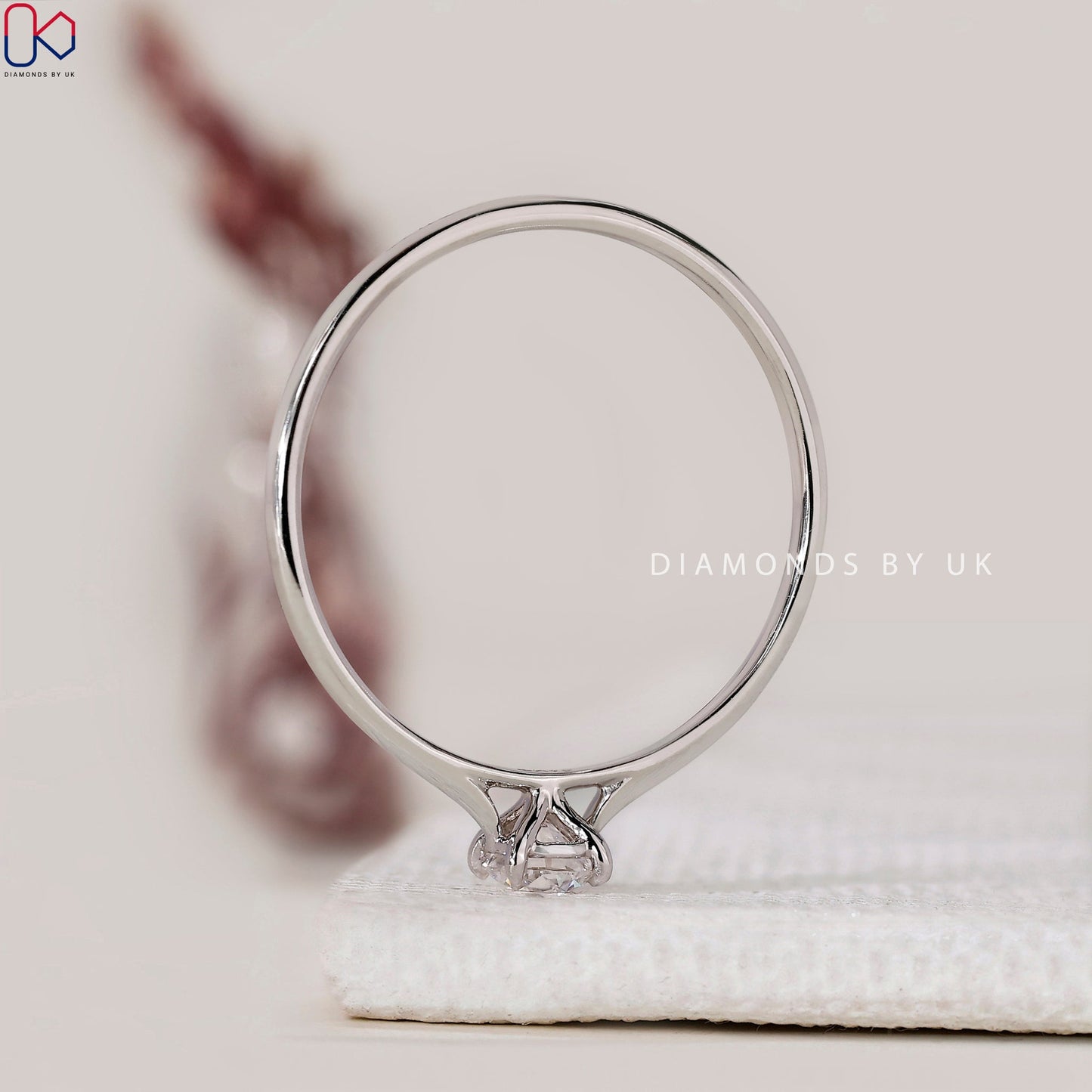 Round Cut Diamond Ring With Solitaire Style