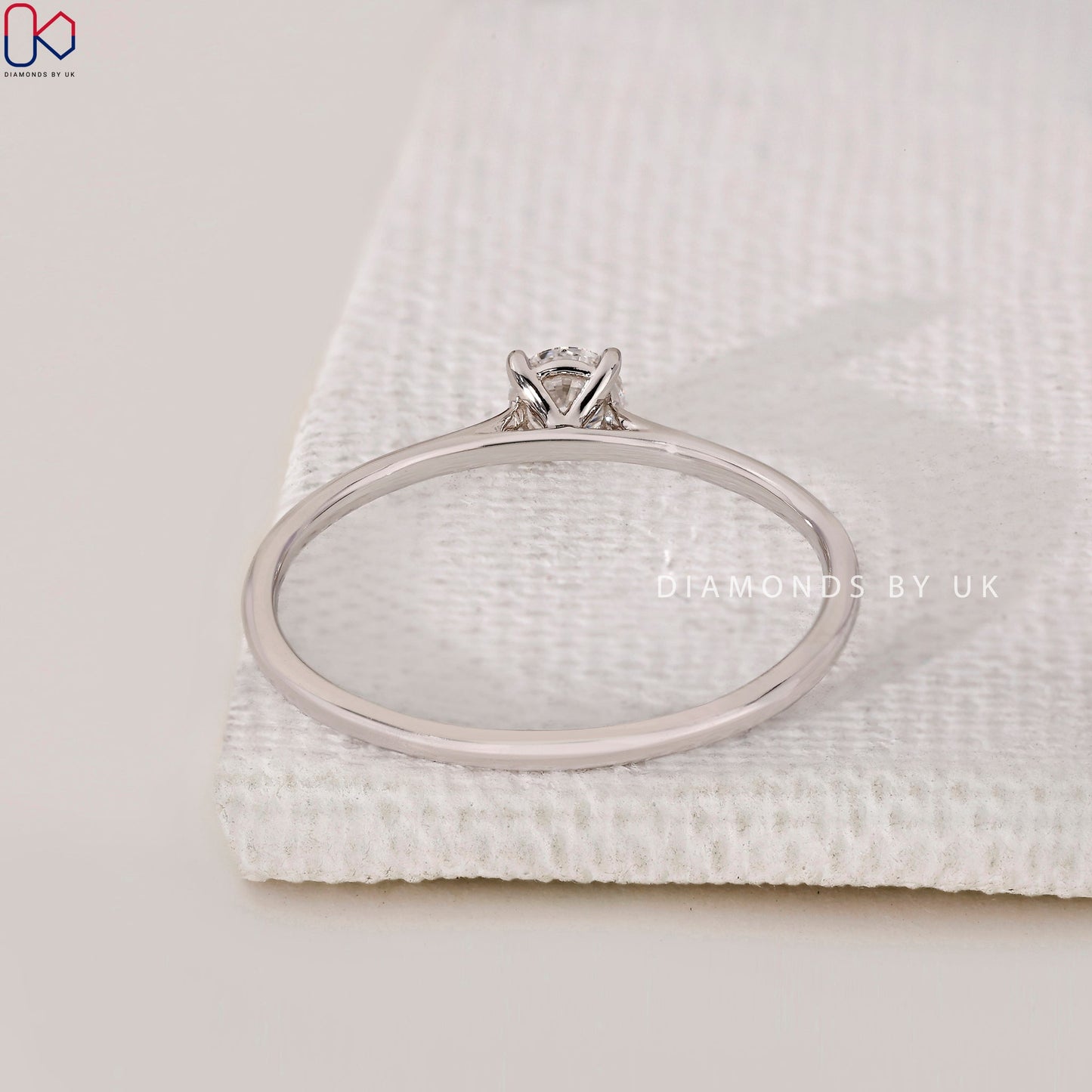 Round Cut Diamond Ring With Solitaire Style