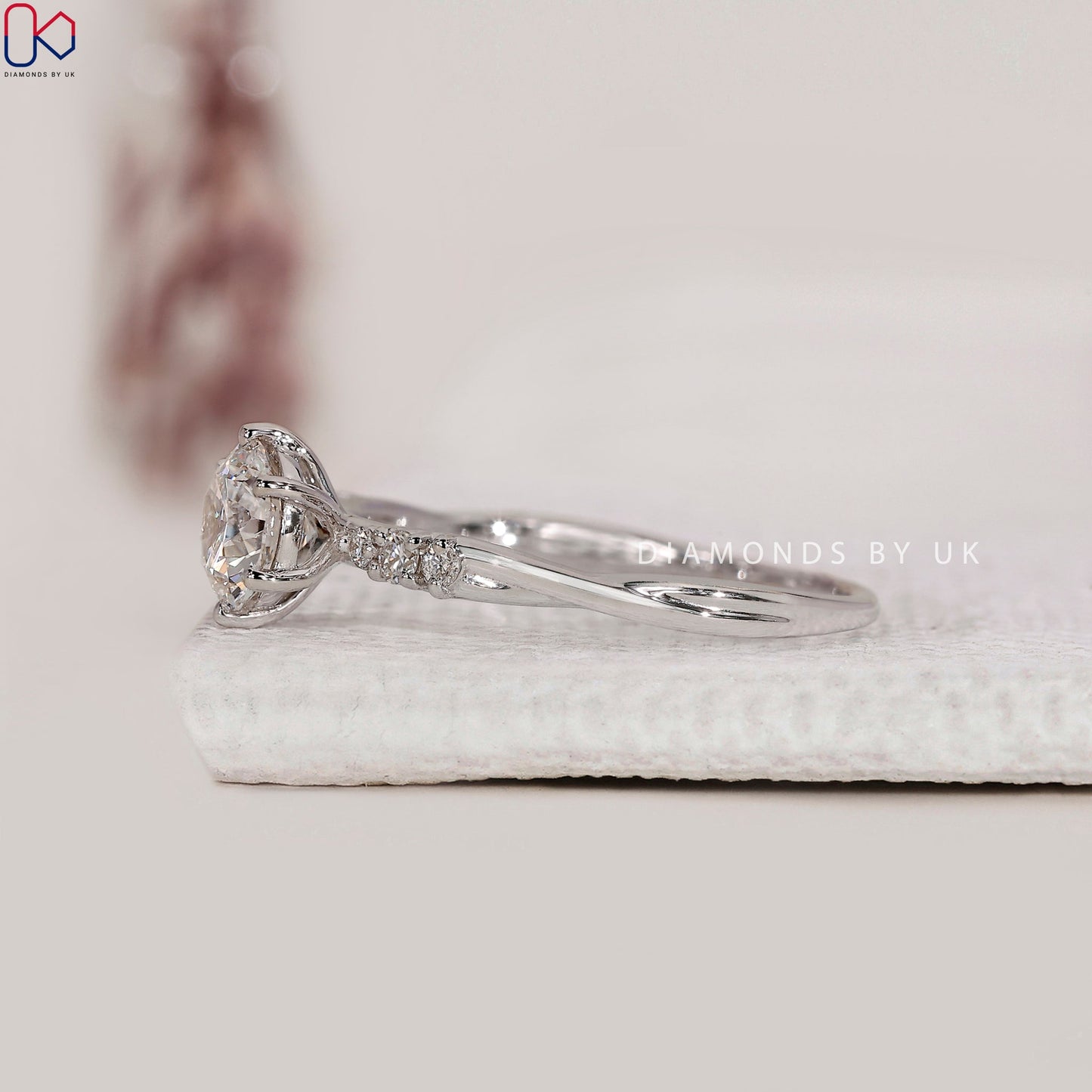 Round Cut Diamond White Gold Engagement Ring