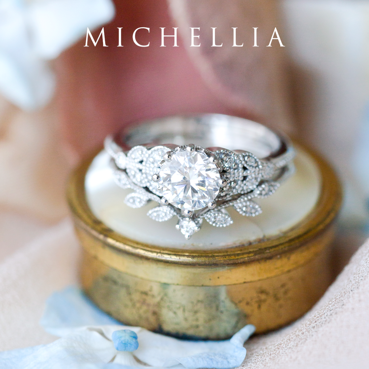 [Kerensa] Classic Floral Engagement Ring in Diamond / Moissanite