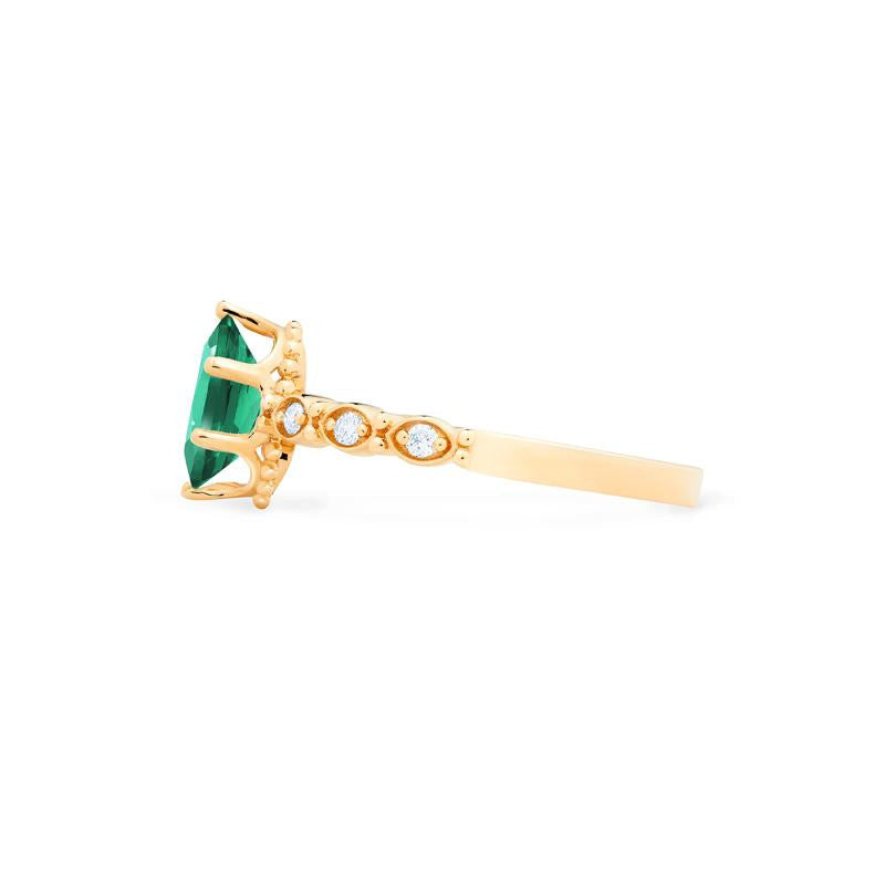 [Evelina] Vintage Classic Crown Oval Engagement Ring in Emerald