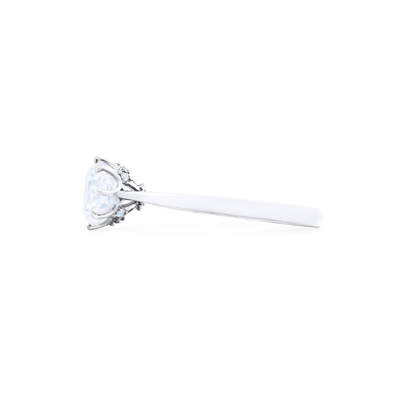 [Victoria] Classic Crown Solitaire Engagement Ring in Diamond / Moissanite