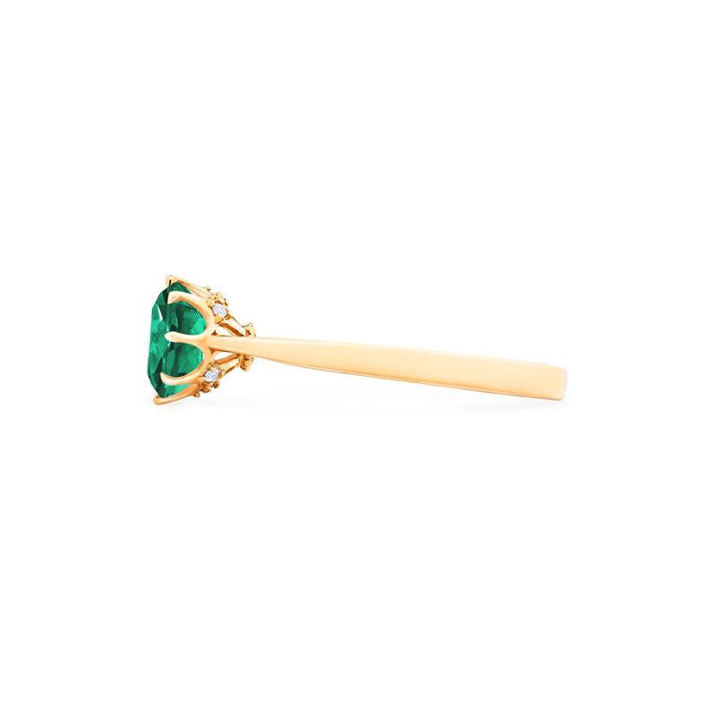 [Victoria] Classic Crown Solitaire Ring in Lab Emerald