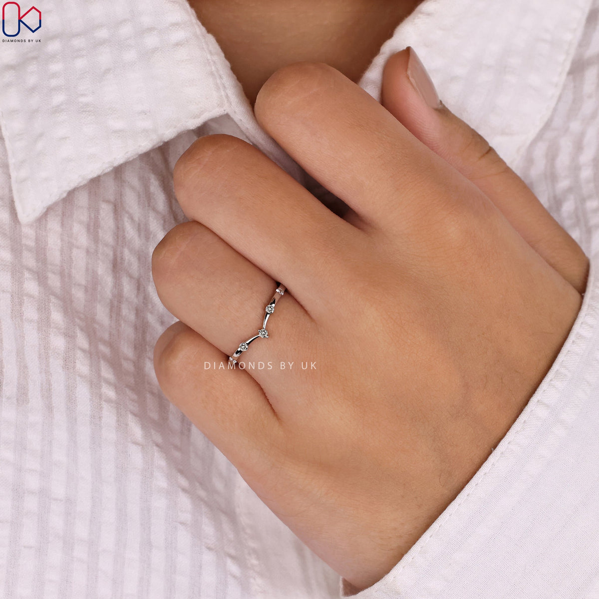 Curved Wedding Band – Round Diamond