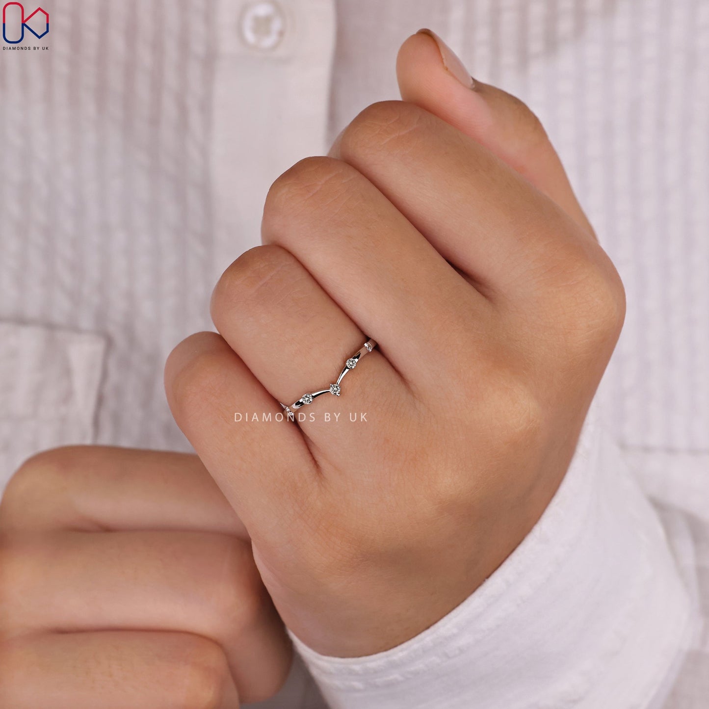 Curved Wedding Band – Round Diamond