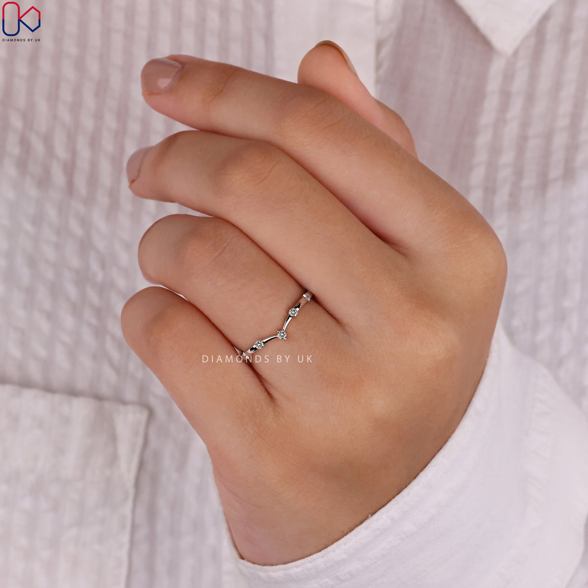 Curved Wedding Band – Round Diamond