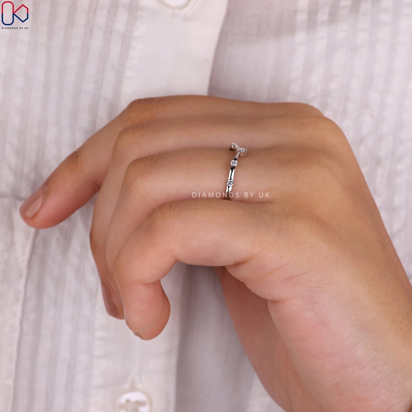 Curved Wedding Band – Round Diamond