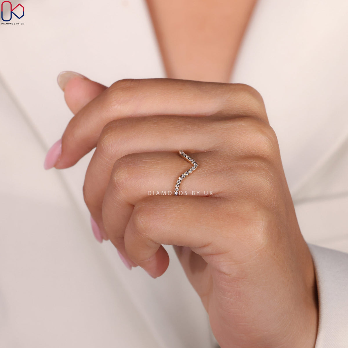 Curved Diamond Wedding Band - Round Diamond