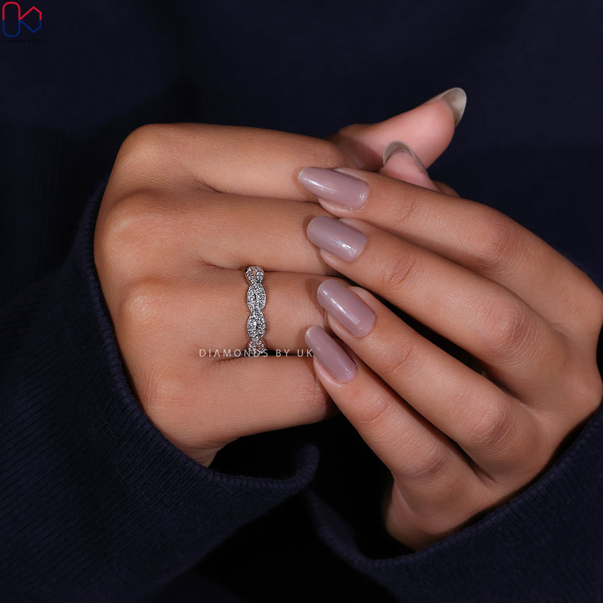 Twisted Wedding Band – Round Diamonds
