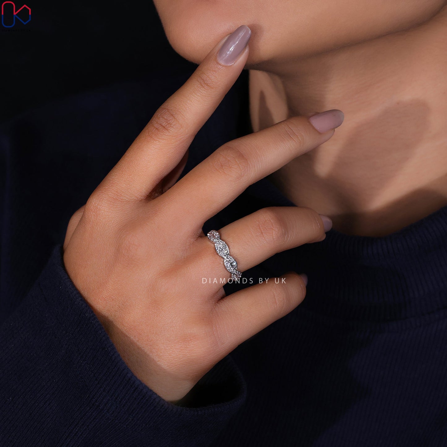 Twisted Wedding Band – Round Diamonds