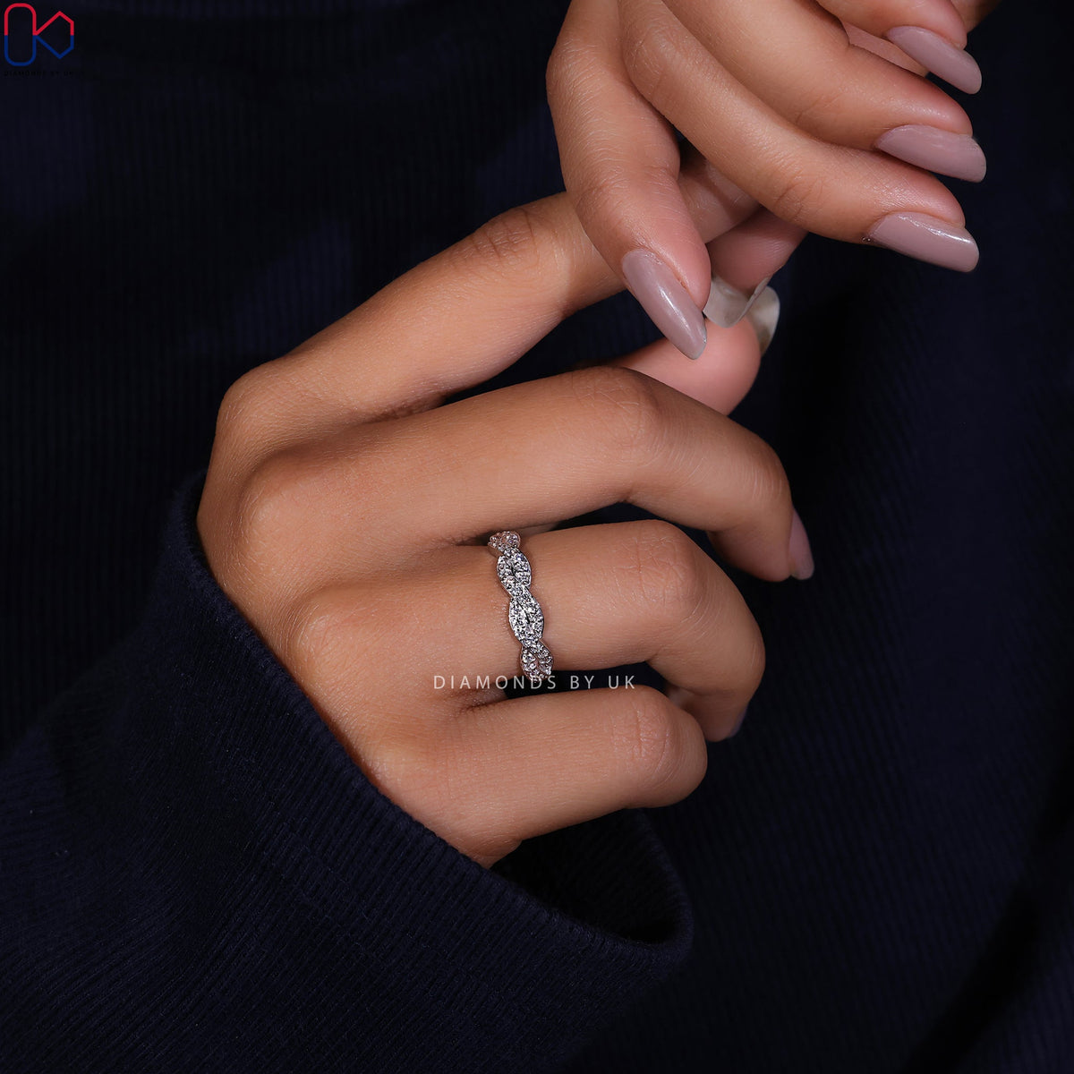Twisted Wedding Band – Round Diamonds