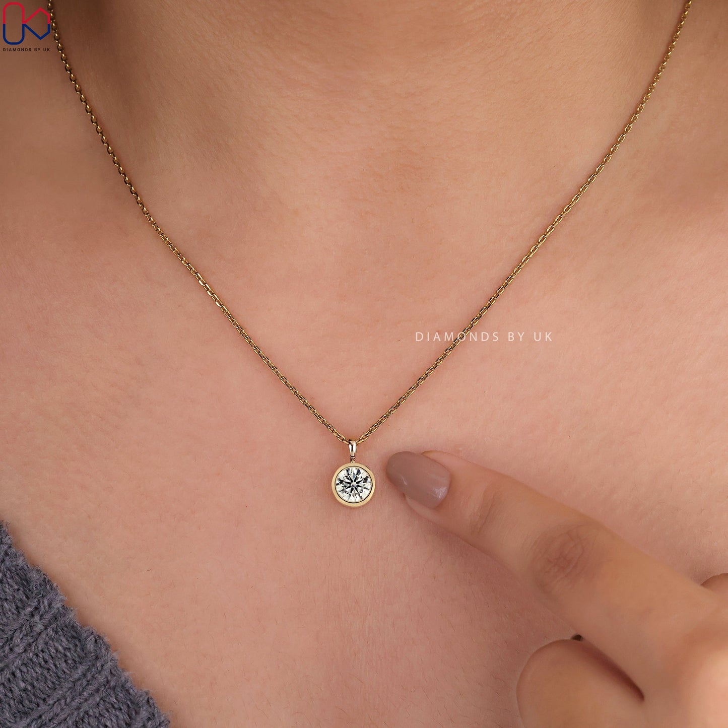 Round Diamond Solitaire Pendant In Yellow Gold