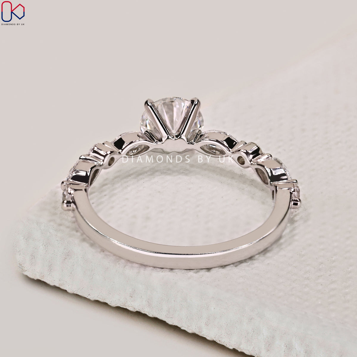 Round Diamond Engagement Ring In White Gold