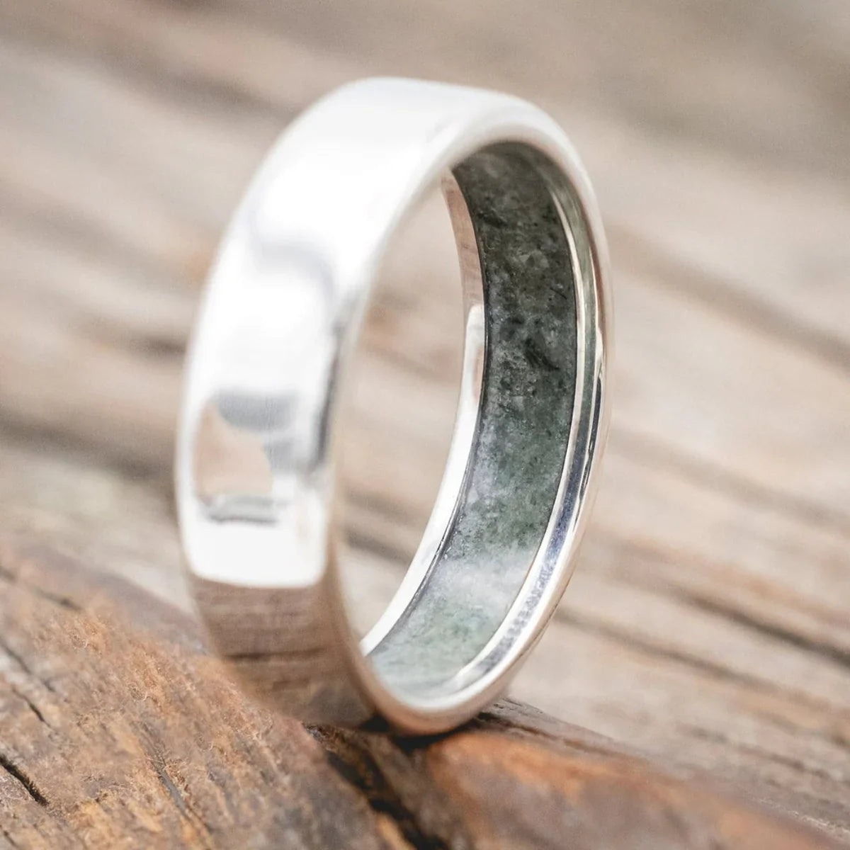 "Hyperion" - Crushed Moss Agate Lined Wedding Band - Silver (6mm) - Size 10 1/4