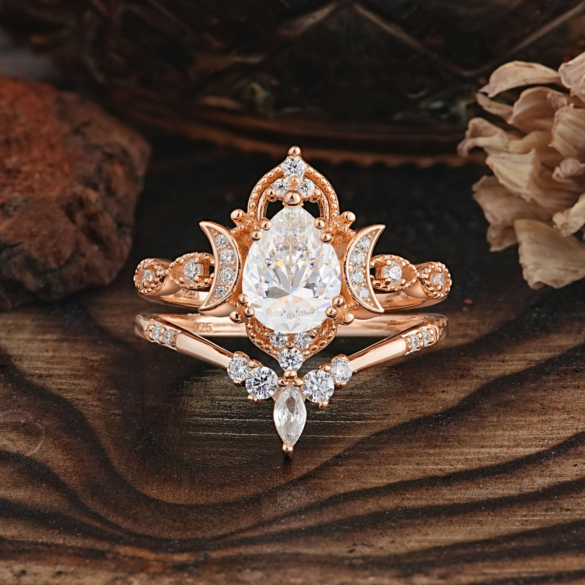 Elegant Pear-Cut Moissanite Bridal Ring Set