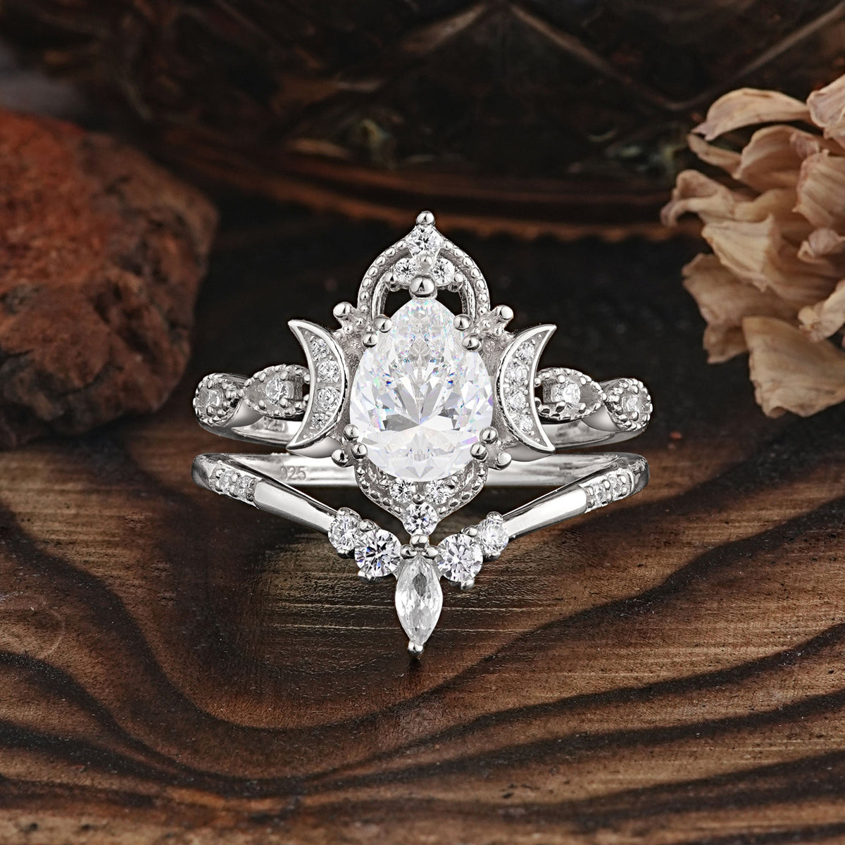 Elegant Pear-Cut Moissanite Bridal Ring Set