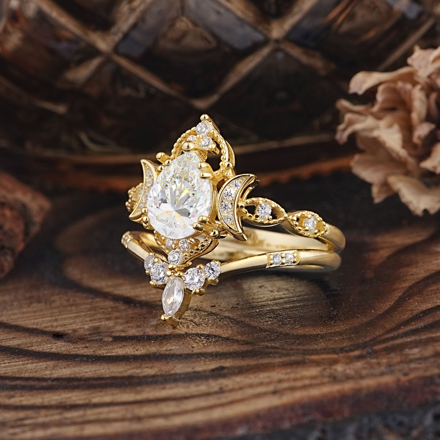 Elegant Pear-Cut Moissanite Bridal Ring Set