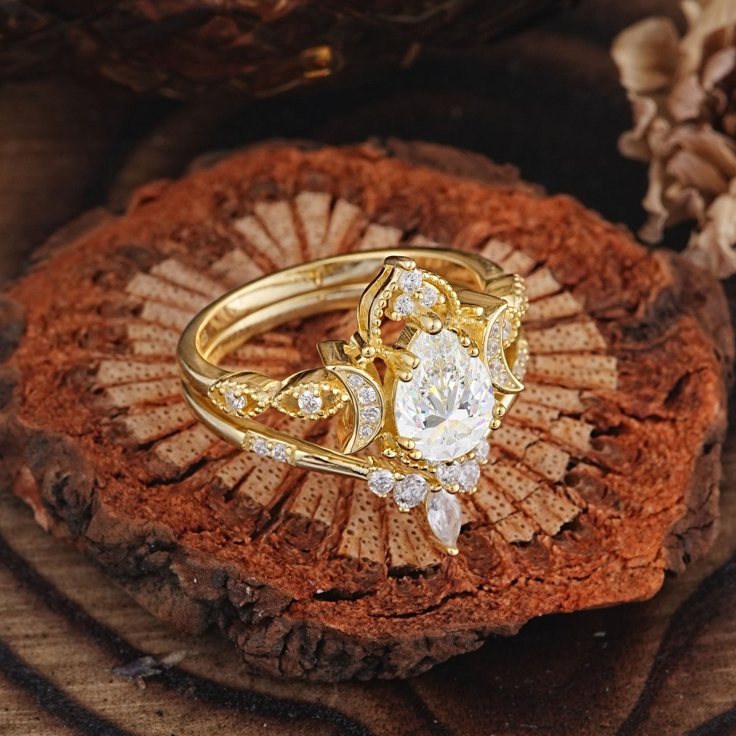 Elegant Pear-Cut Moissanite Bridal Ring Set