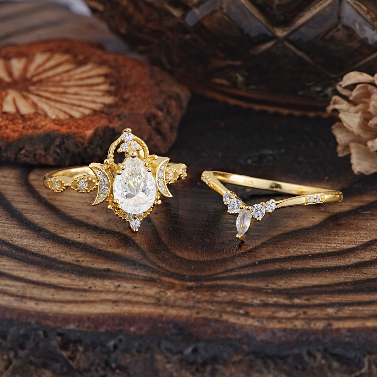 Elegant Pear-Cut Moissanite Bridal Ring Set