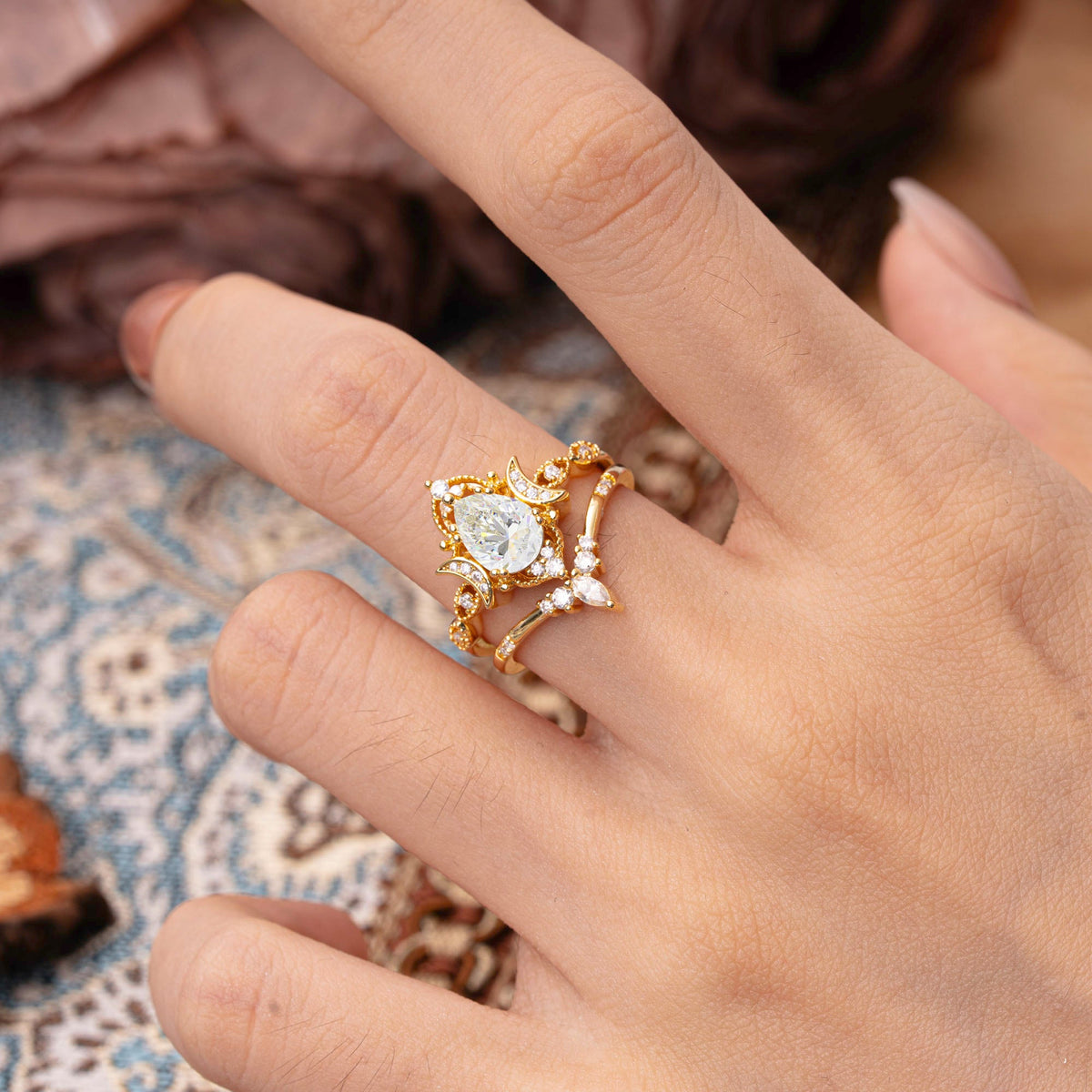 Elegant Pear-Cut Moissanite Bridal Ring Set