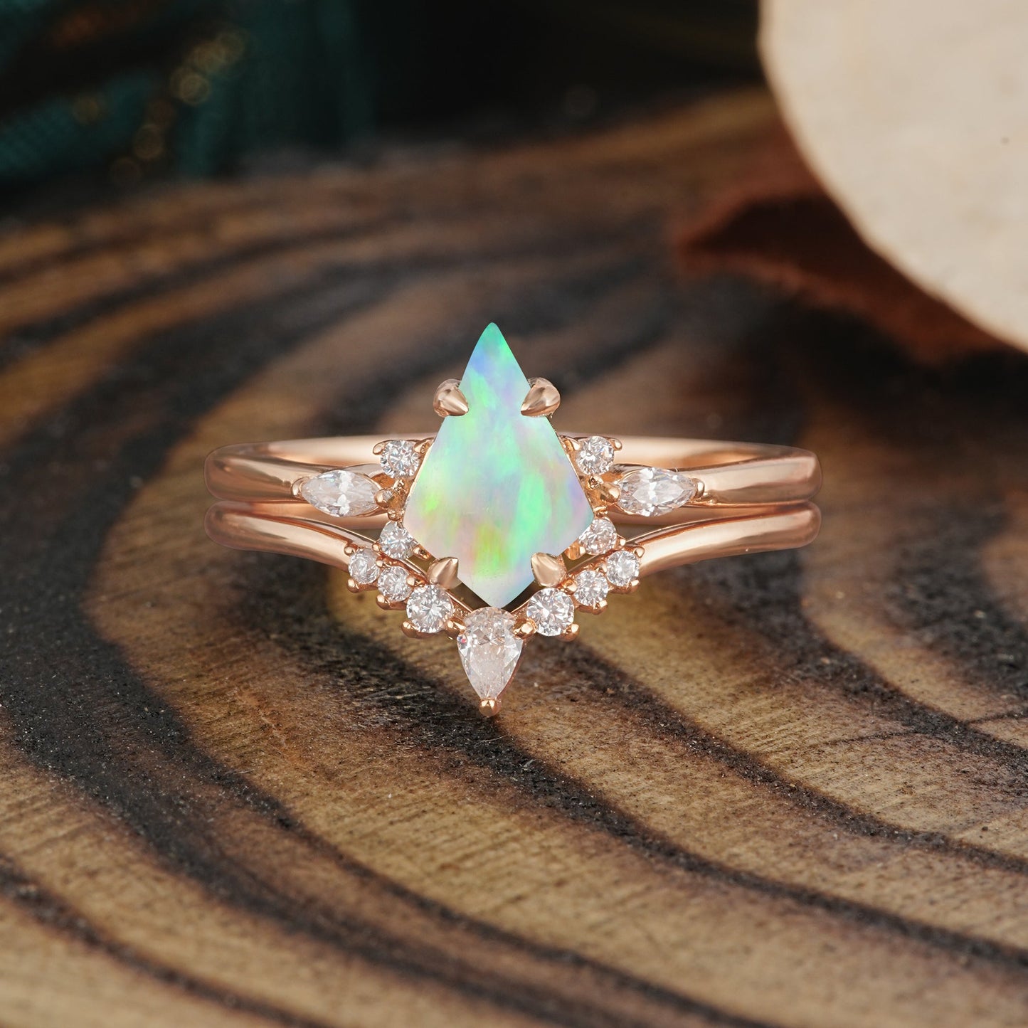 Classic Retro Luxury 4-Prong Kite-Cut Opal Bridal Ring Set