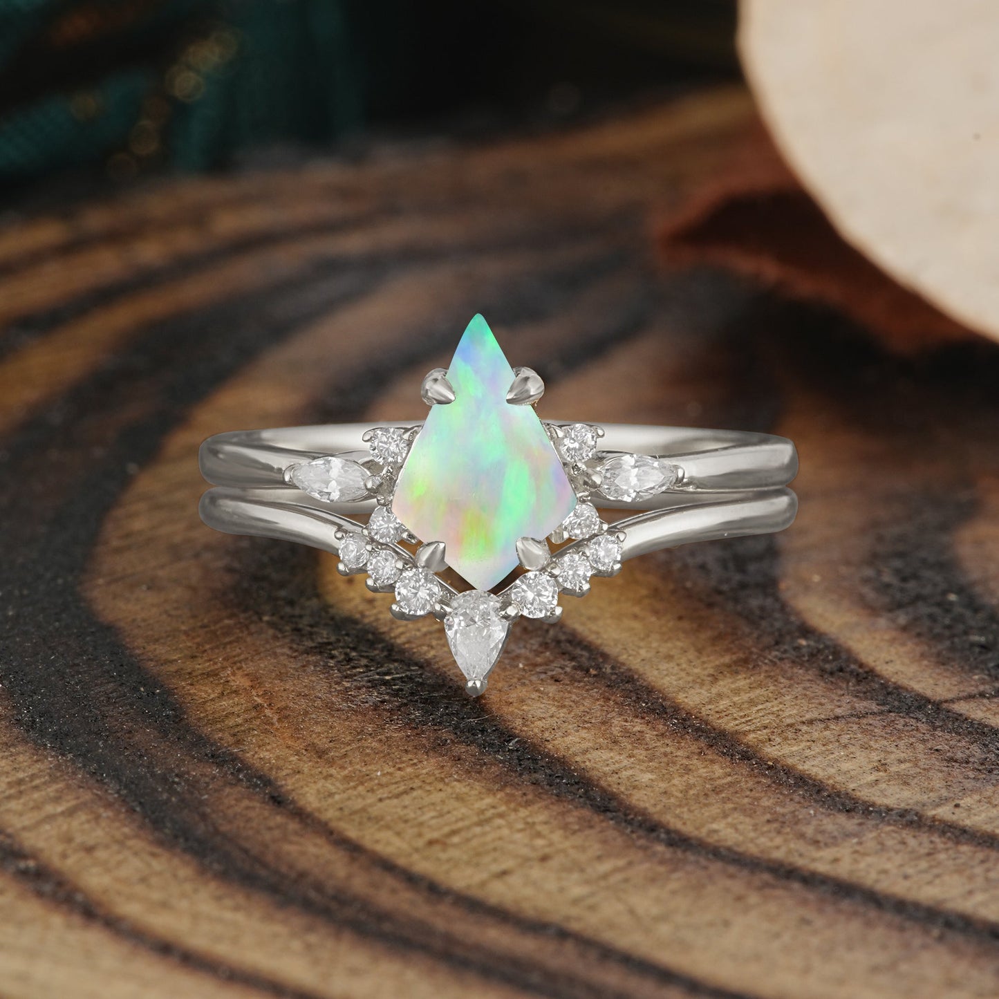 Classic Retro Luxury 4-Prong Kite-Cut Opal Bridal Ring Set