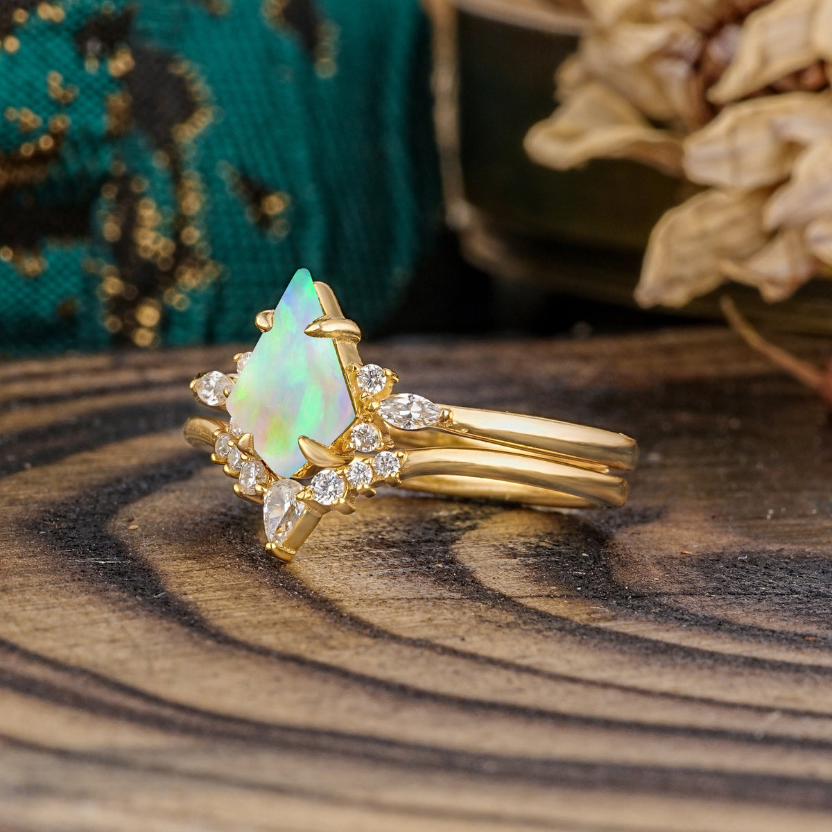 Classic Retro Luxury 4-Prong Kite-Cut Opal Bridal Ring Set