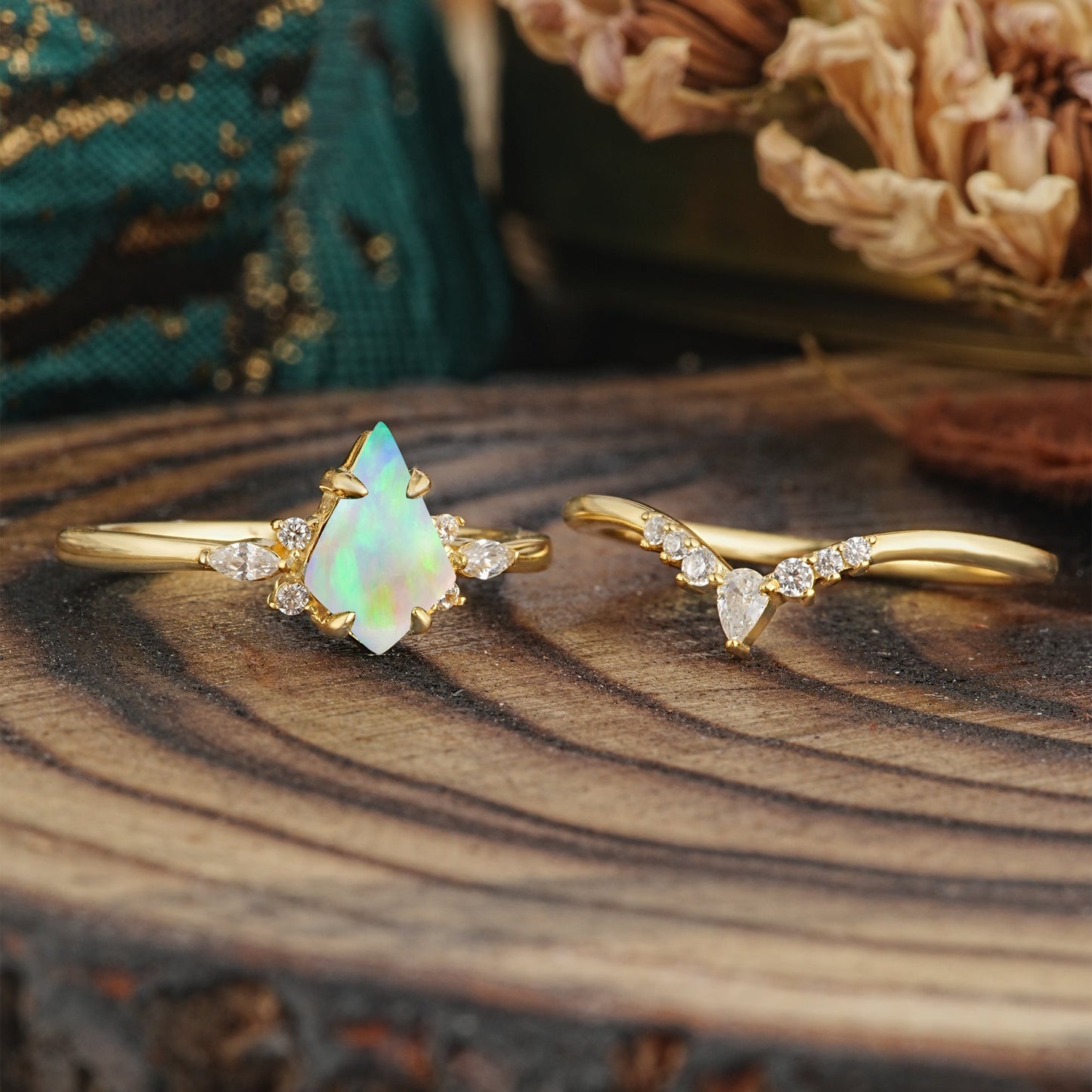 Classic Retro Luxury 4-Prong Kite-Cut Opal Bridal Ring Set