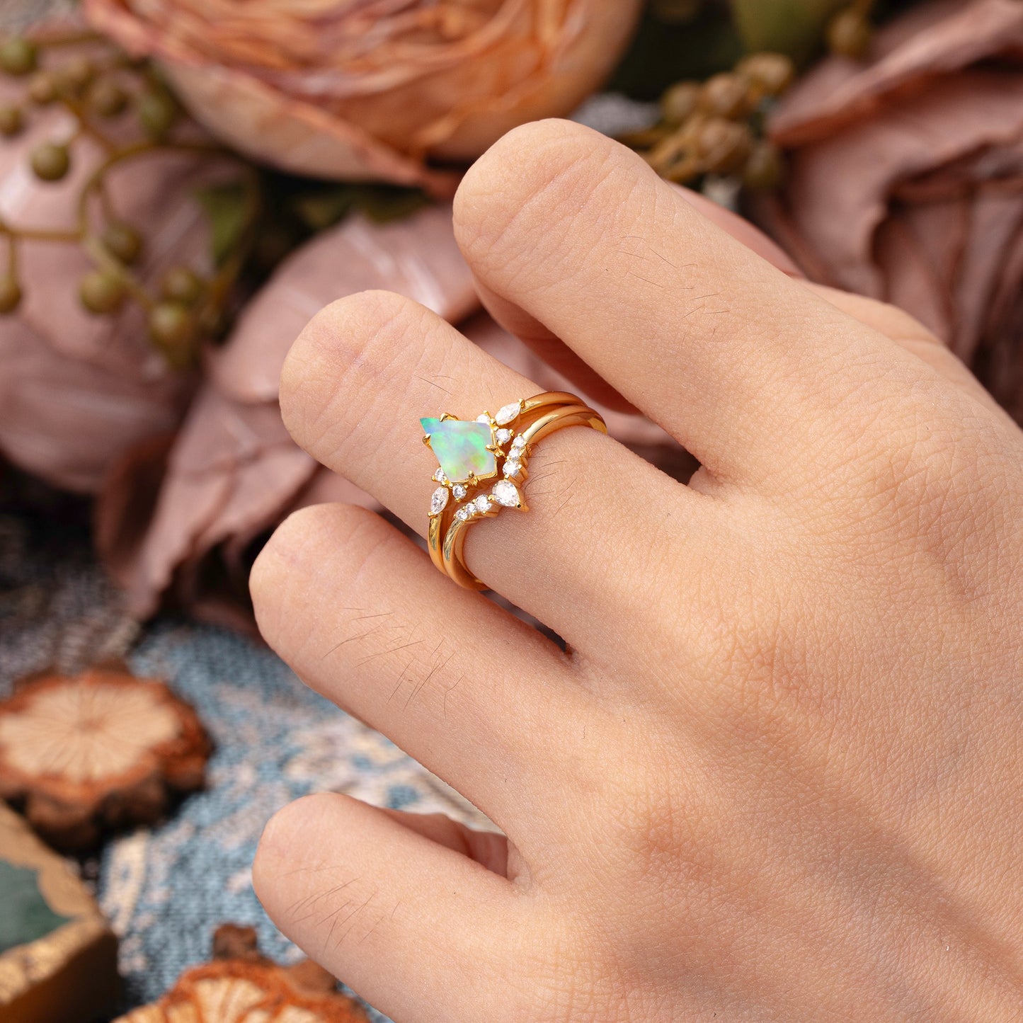 Classic Retro Luxury 4-Prong Kite-Cut Opal Bridal Ring Set