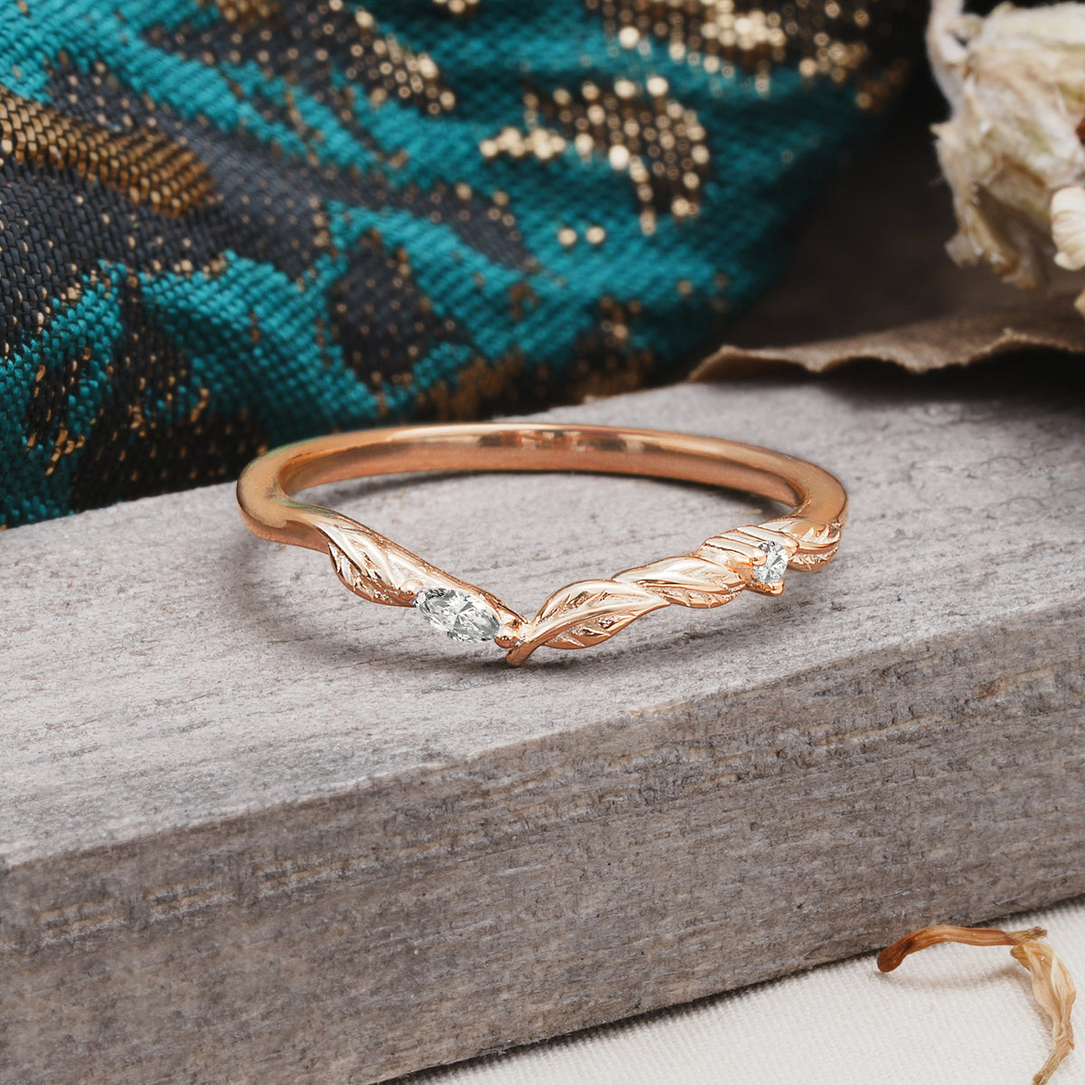 Nature Inspired Exquisite Minimalist Moissanite Curved Wedding Band