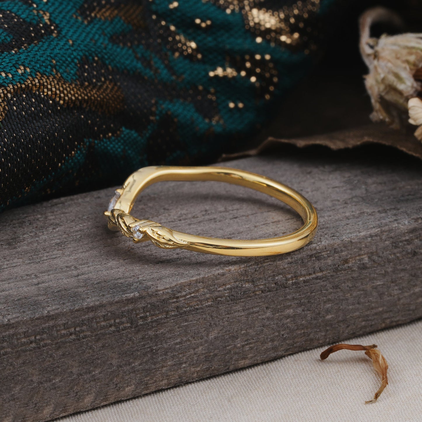 Nature Inspired Exquisite Minimalist Moissanite Curved Wedding Band