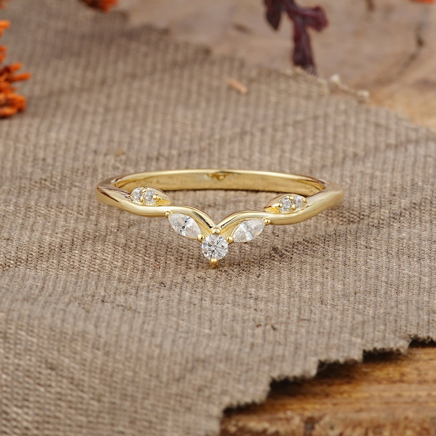 Minimalist Round Cut Moissanite Curved Wedding Ring