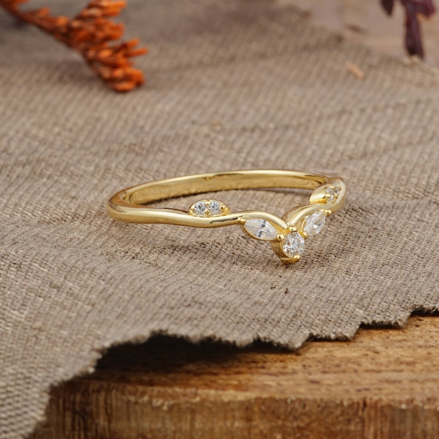 Minimalist Round Cut Moissanite Curved Wedding Ring