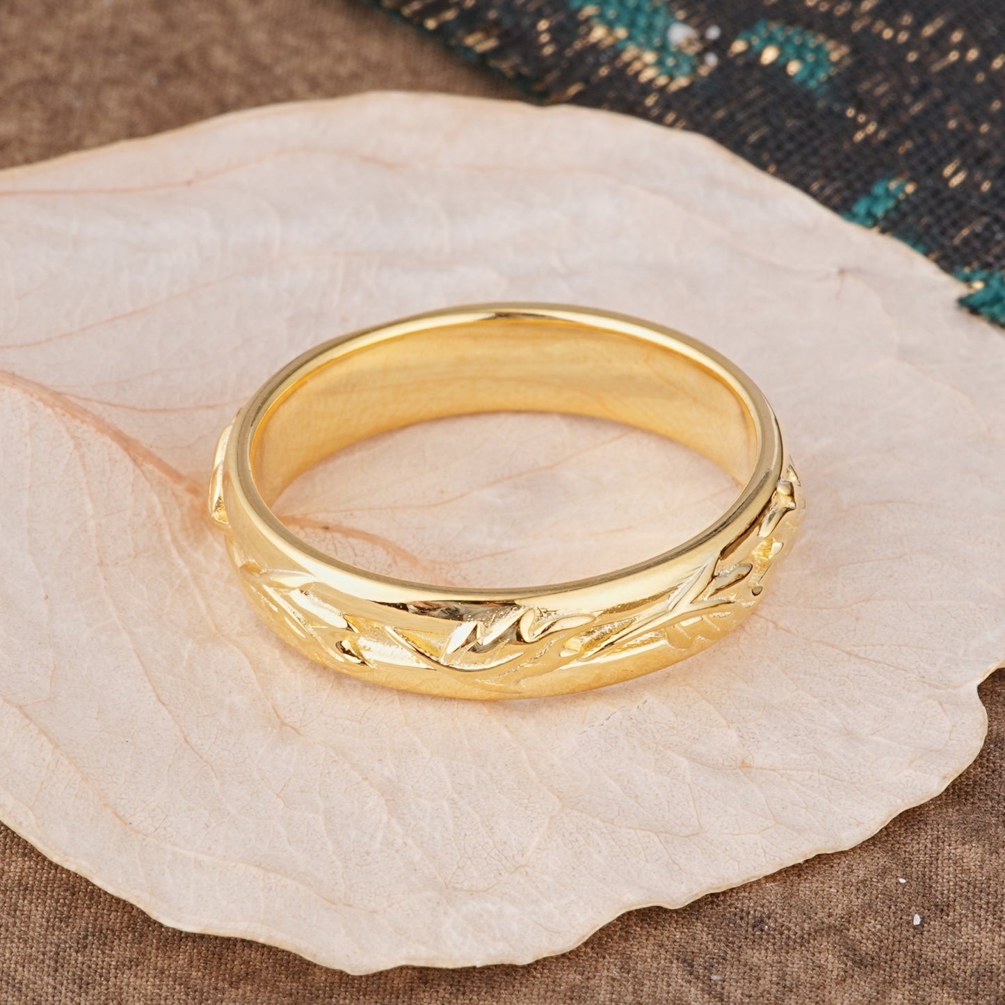 Vintage Leaf Engraved Men's Wedding Band
