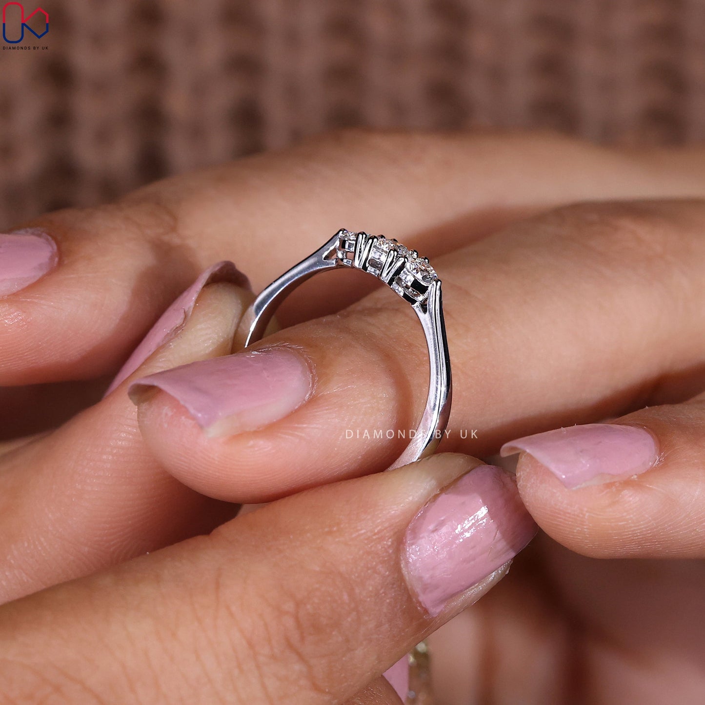 Round Diamond 3 Stone Band In White Gold