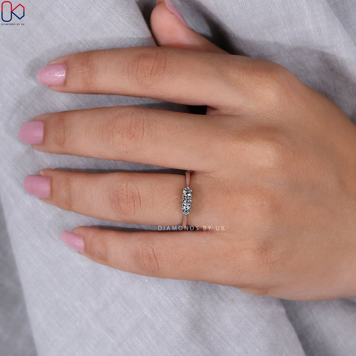 Round Diamond 3 Stone Band In White Gold