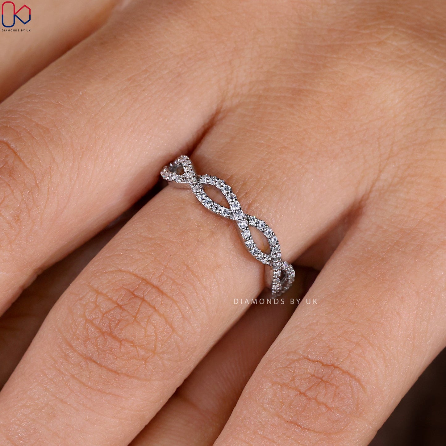 Round Cut Twisted Wedding Band