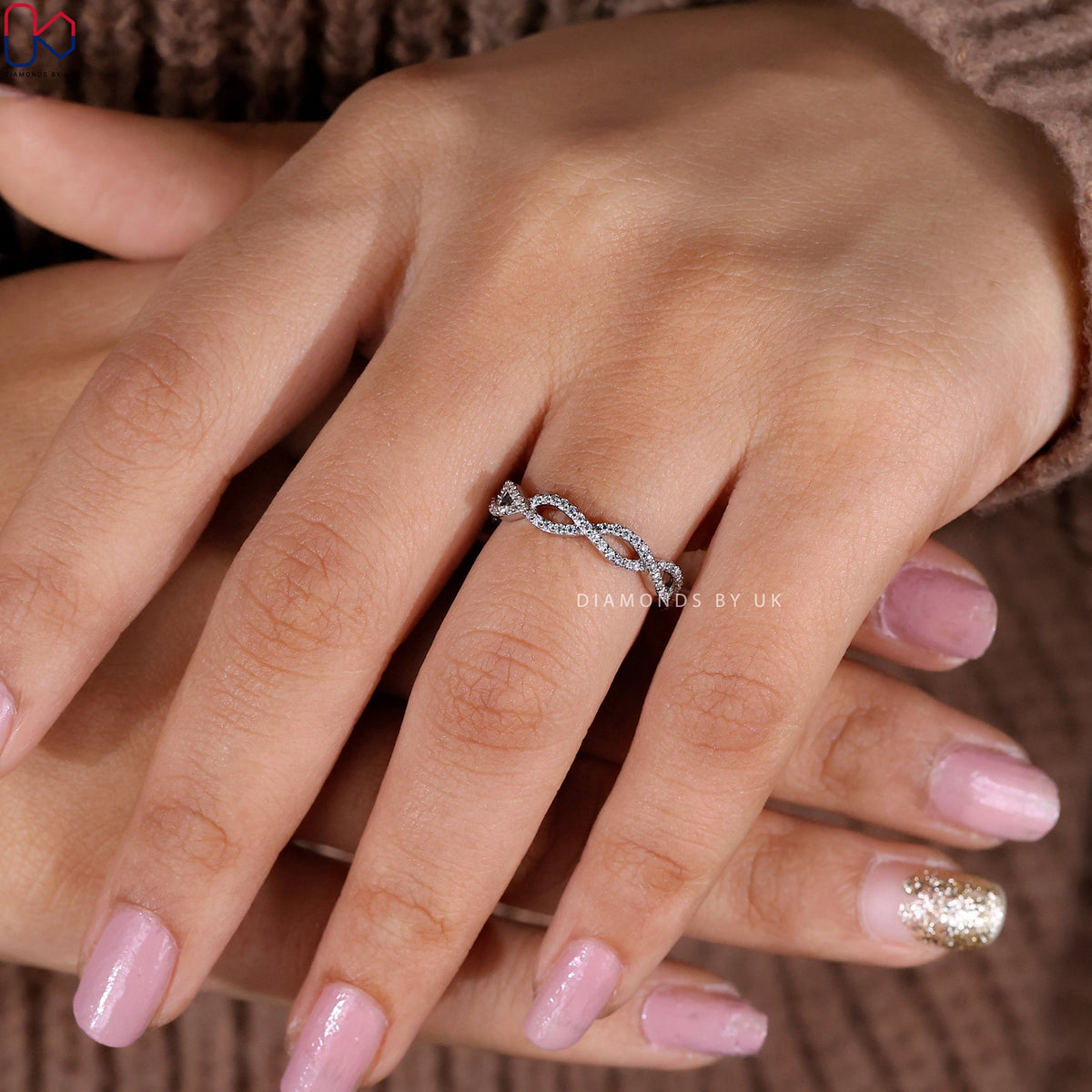 Round Cut Twisted Wedding Band