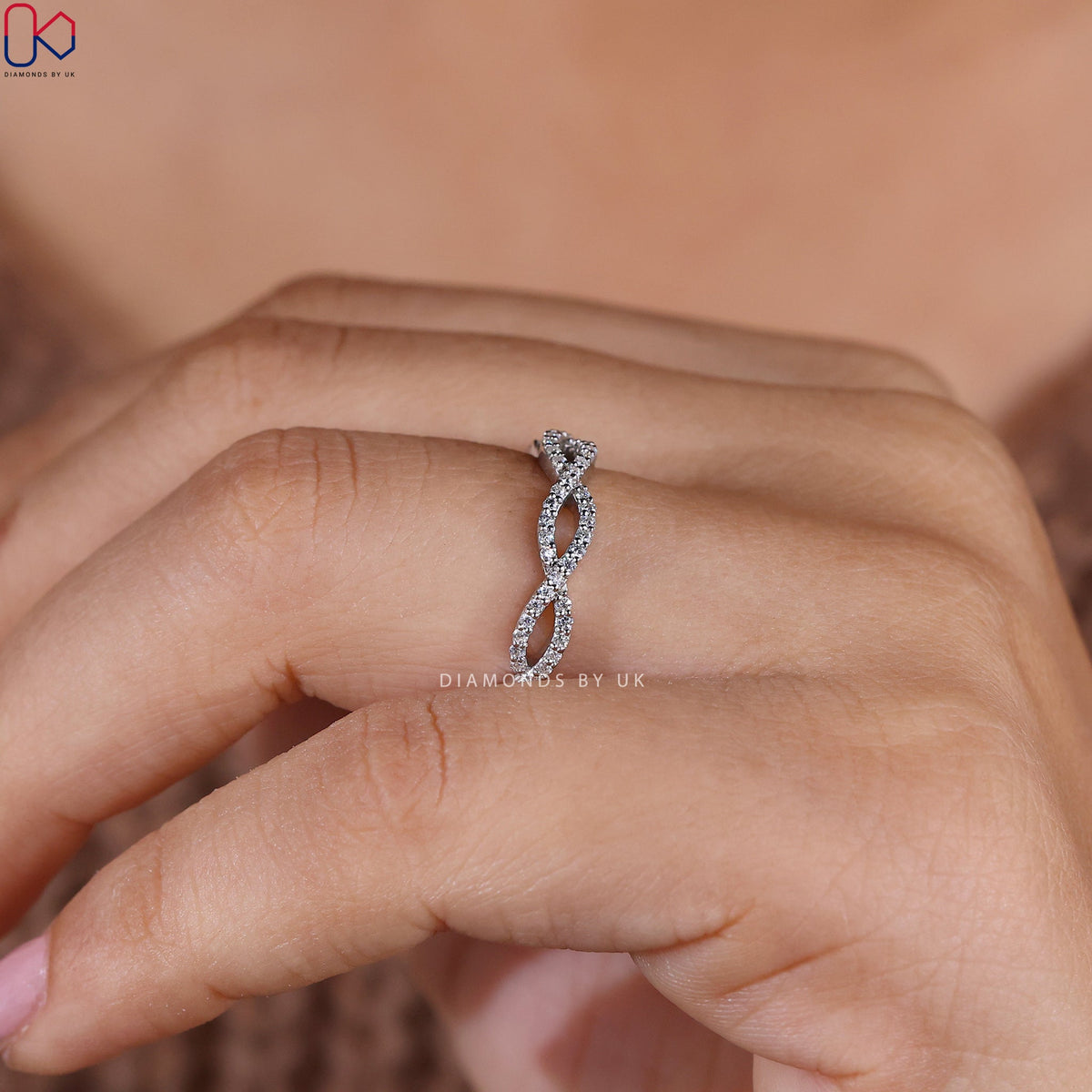 Round Cut Twisted Wedding Band