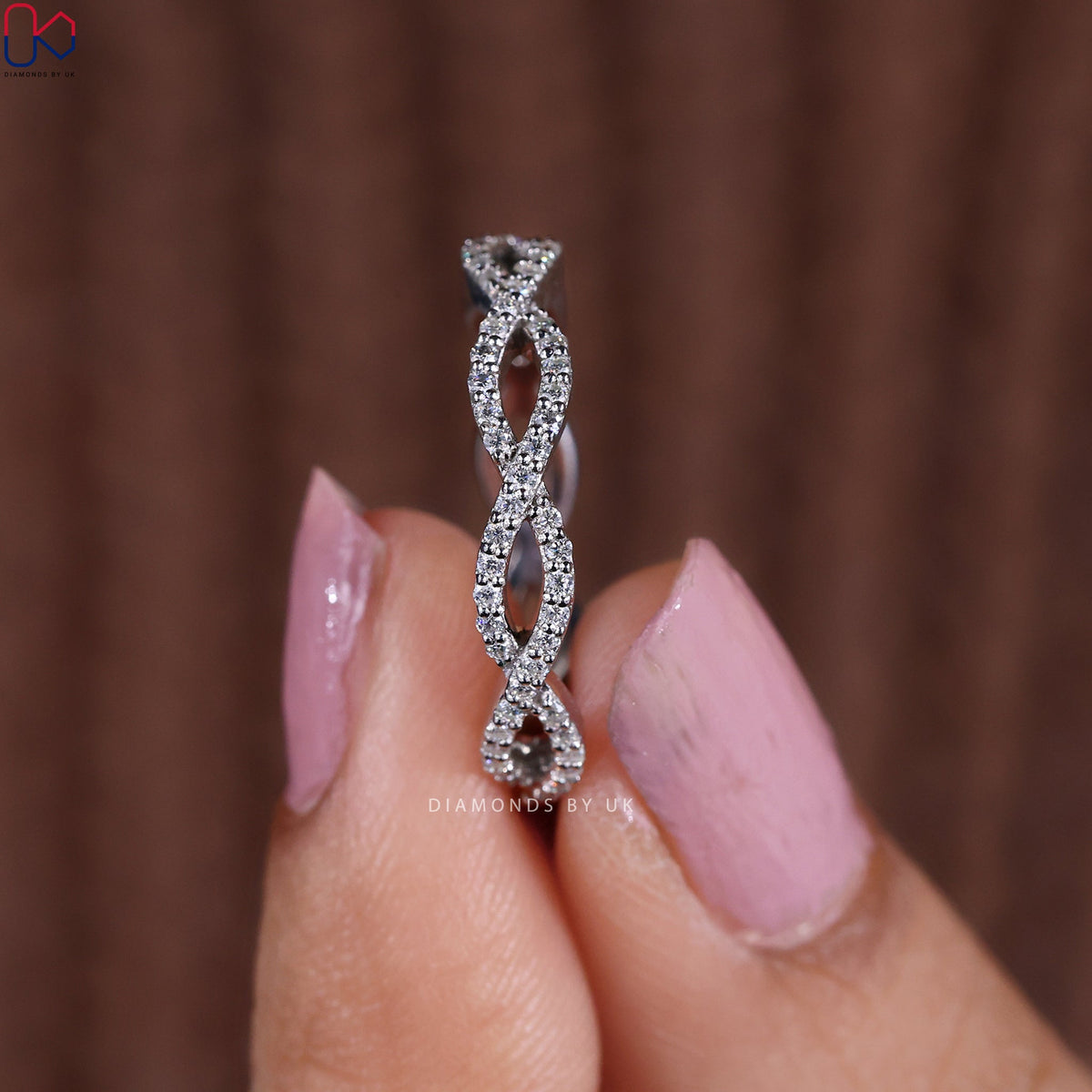 Round Cut Twisted Wedding Band