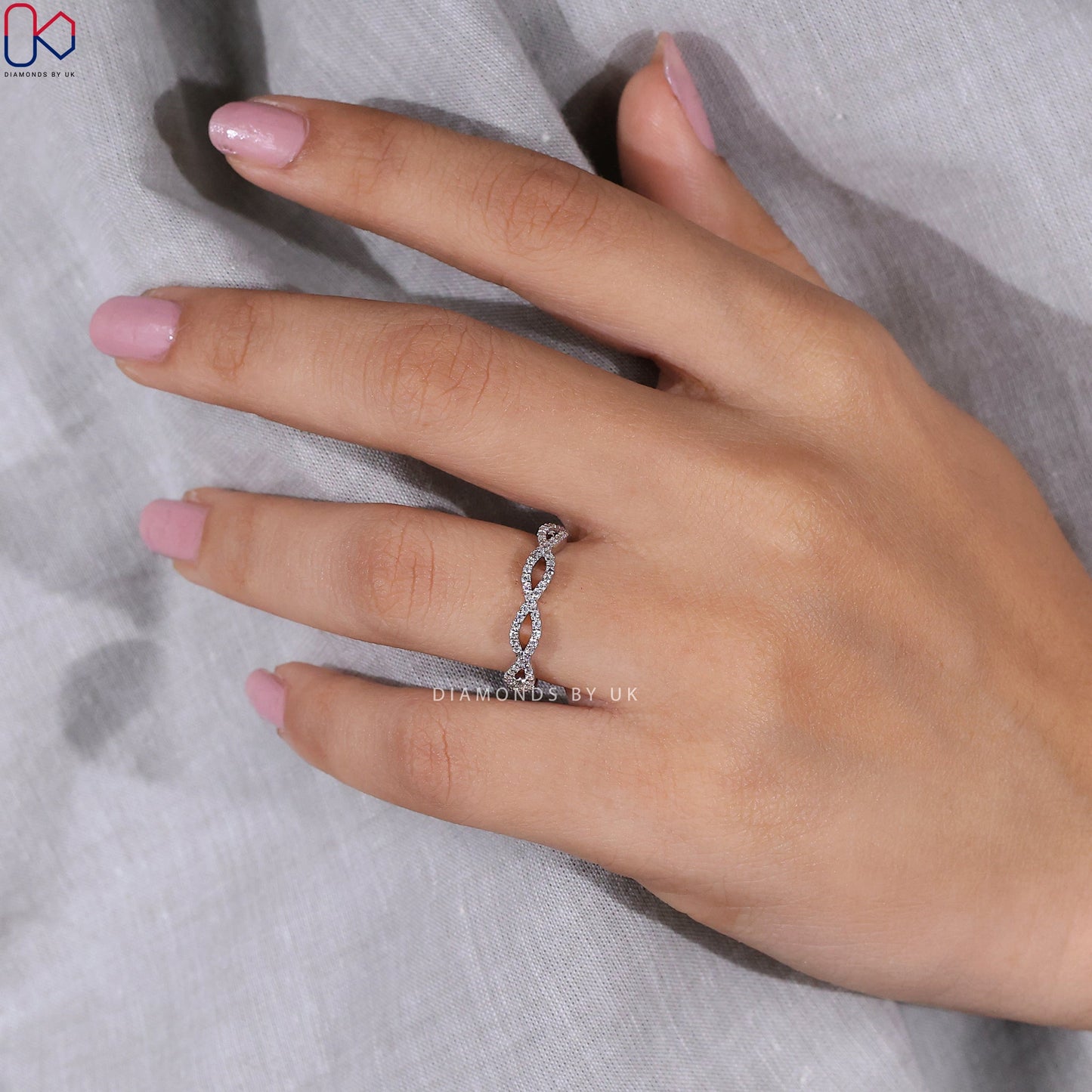 Round Cut Twisted Wedding Band