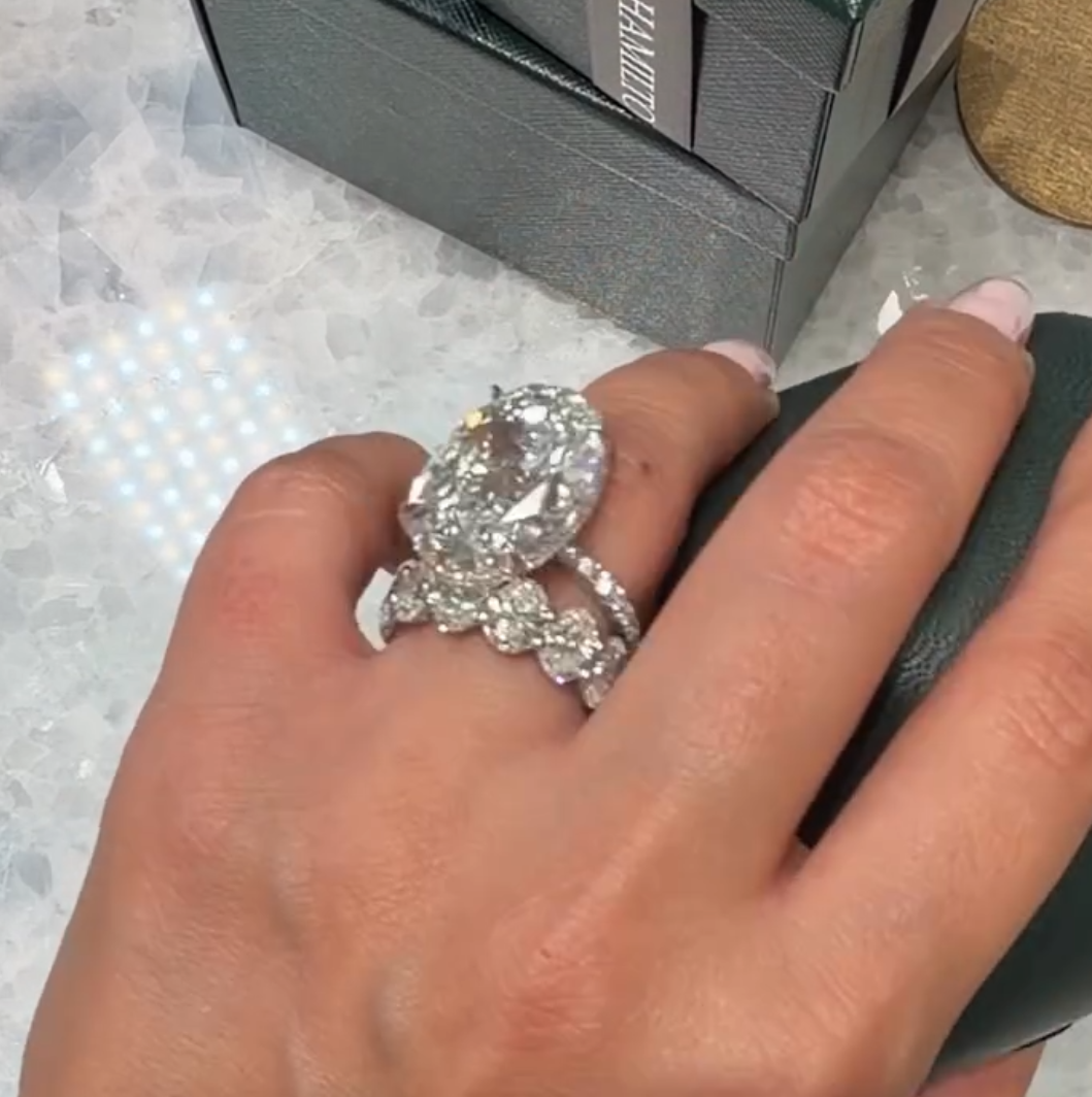 Breathtaking Oval Cut 13.0ct Bridal Ring Set In Sterling Silver