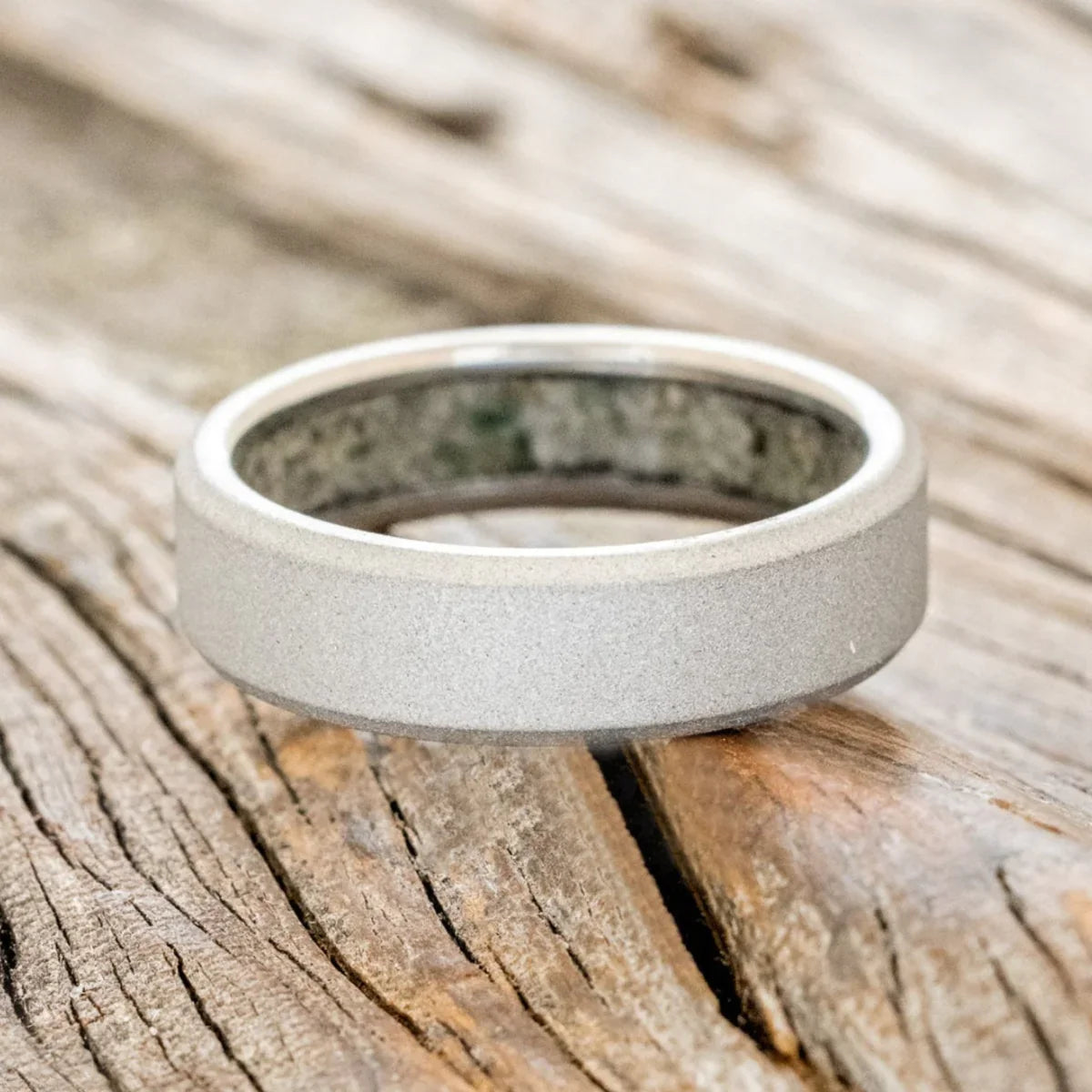 "Hyperion" - Crushed Moss Agate Lined Wedding Band With A Sandblasted Finish - Titanium (6mm) - Size 10 3/4