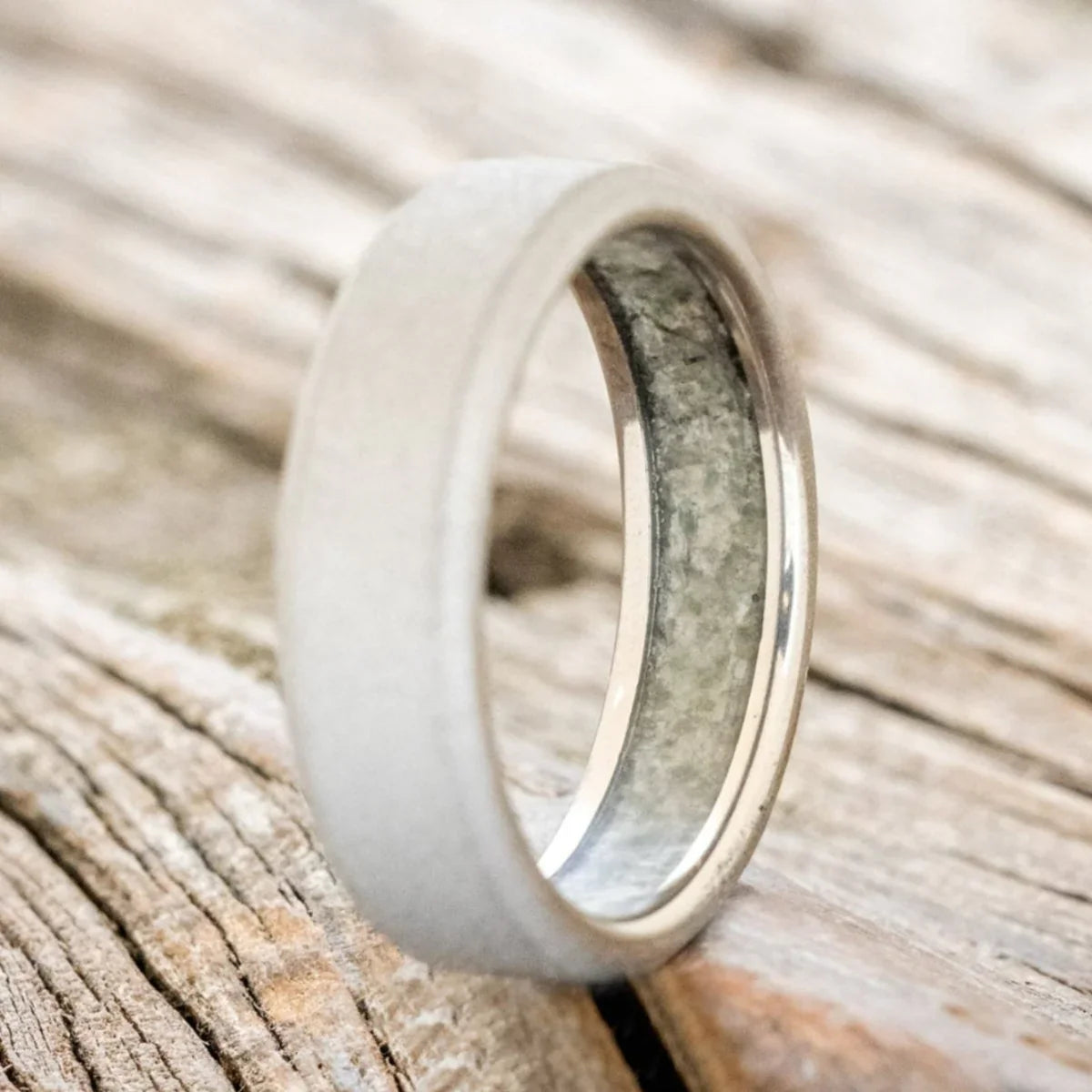 "Hyperion" - Crushed Moss Agate Lined Wedding Band With A Sandblasted Finish - Titanium (6mm) - Size 10 3/4