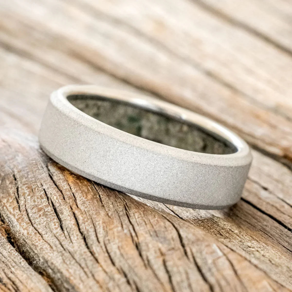 "Hyperion" - Crushed Moss Agate Lined Wedding Band With A Sandblasted Finish - Titanium (6mm) - Size 10 3/4