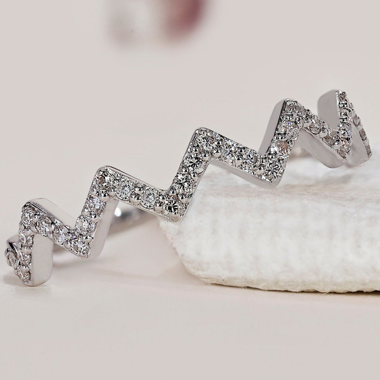 Round Cut Zig Zag Diamond Band